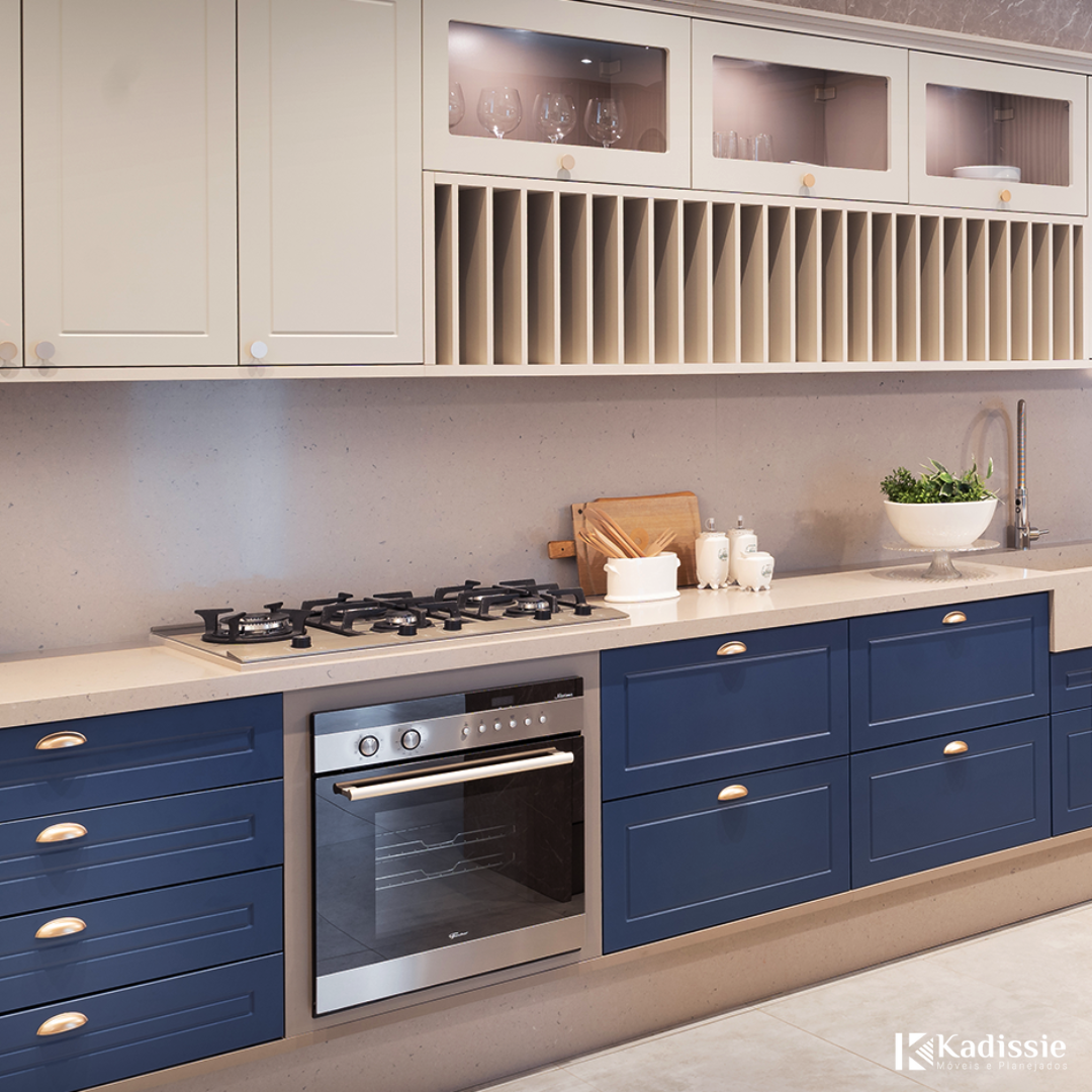 Cozinha planejada azul com móveis sob medida Italínea